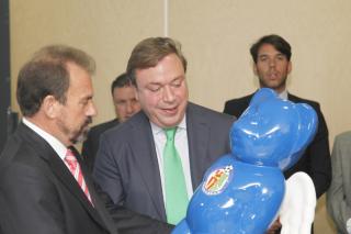 Juan Soler regala un oso dEmo al Getafe Club de Fútbol con el escudo del equipo