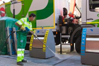 El Ayuntamiento de Pinto lleva a cabo la limpieza exhaustiva de los contenedores soterrados