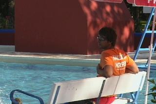 Los socorristas de la piscina de Fuenlabrada llevan 2 meses sin cobrar