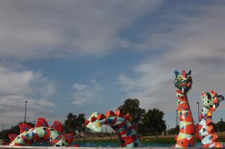 Legans estrena esta tarde su mayor escultura urbana Nensi, del artista dEmo, basada en el monstruo del Lago Ness.