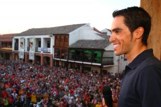 Alberto Contador se dio un bao de masas ante 3.000 pinteos tras ganar la Vuelta.