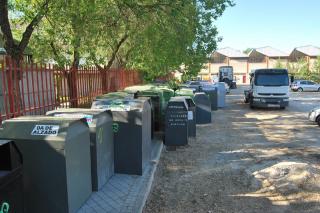 La Concejala de Medio Ambiente de Legans retira 65 contenedores de ropa irregulares instalados en las calles.