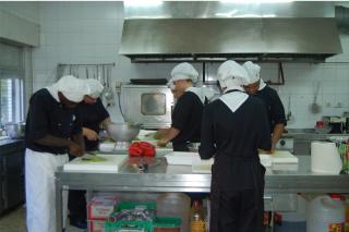 Dos escuelas taller de cocina de Parla elaboran 200 mens diarios para las personas necesitadas. 