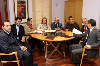La alcaldesa de Pinto firma un convenio con empresarios para patrocinar las carrozas de la cabalgata 