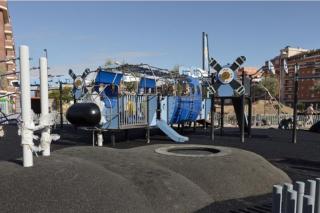 Un parque infantil con un avin a escala de Getafe recibe el premio Columpio de oro 