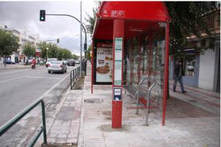 El Ayuntamiento de Humanes adapta las marquesinas de autobuses a personas discapacitadas.
