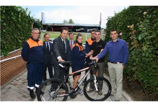 El alcalde de Legans recibe una bicicleta donada por empresarios locales a Proteccin Civil.