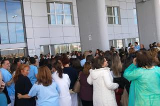 Los trabajadores del Hospital de Parla se concentran para protestar contra la privatizacin del centro.