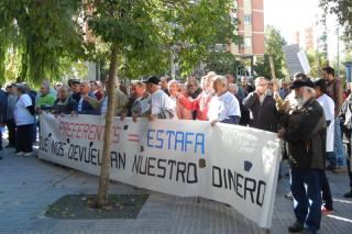 Unos 300 afectados por las preferentes recorren siete sucursales de Bankia en el barrio de Zarzaquemada en Legans