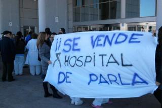 Los trabajadores del Infanta Cristina continan con su encierro y comienzan a recoger firmas de apoyo.