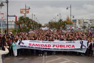Unas 10.000 personas se manifiestan en Parla contra la privatizacin del Hospital.