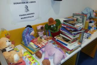 Los trabajadores encerrados del Ayuntamiento de Pinto donan libros y juguetes infantiles a la biblioteca.