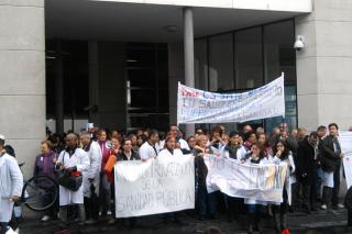 Los profesionales de los centros de salud de Parla recorren la ciudad contra la privatizacin de la Sanidad.