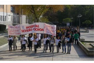 Trabajadores del Hospital Severo Ochoa de Legans entregan 37.700 firmas contra los presupuestos regionales.