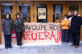 Los concejales del PSOE de Valdemoro se encierran contra los parqumetros.