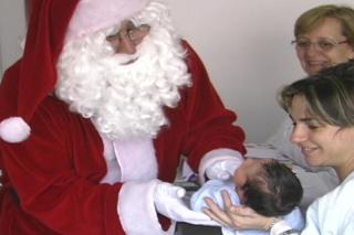 Papa Noel llega al Hospital de Fuenlabrada para repartir regalos a los nios hospitalizados. 