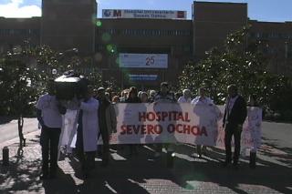Los sindicatos del Hospital Severo Ochoa cifran en 130 los despidos en 2012.