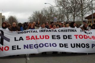 Unas 7.000 personas se manifestaron en Parla contra la privatizacin del Hospital. 