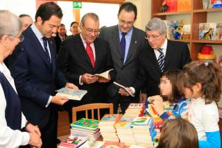 Metro y la Fundacin Atltico de Madrid entregan 6.000 libros a la Residencia Infantil de Legans.