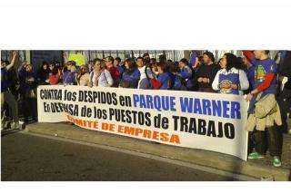 Los trabajadores del Parque Warner se manifiestan en Fitur contra el ERE a 68 empleados.