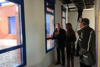 El alcalde de Torrejn de la Calzada visita el nuevo colegio que estar listo para el curso que viene.