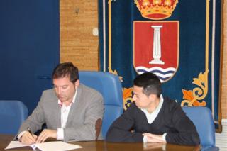 El alcalde de Humanes firma un acuerdo para replantear el servicio de Polica Local.