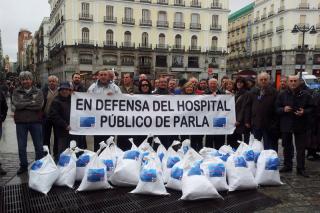La Plataforma vecinal contra la privatizacin del Hospital de Parla entrega 30.000 firmas en Sol.
