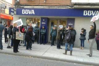 Una oficina del BBVA se niega a recibir a la comisin de desahucios del Ayuntamiento de Pinto.
