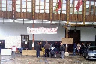 Trabajadores de limpieza y basuras de Valdemoro acampan frente al Ayuntamiento tras una semana de huelga