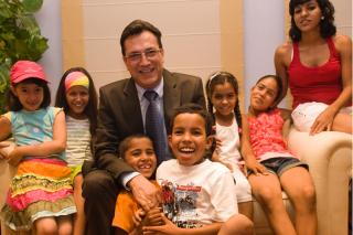 El alcalde de Pinto recibe a los nios saharauis que pasarn el verano con familias de la localidad.
