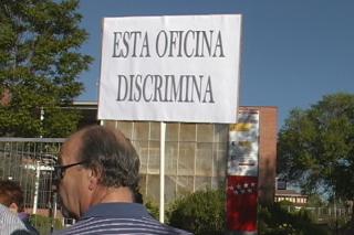 CCOO trata de encerrarse en la oficina del INEM de Getafe en protesta por su plan discriminatorio.