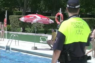 La Polica Municipal vigila las piscinas de Fuenlabrada como medida de precaucin.