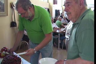 Una asociacin de mayores de Fuenlabrada reparte ms de 1.000 kilos de fruta para fomentar su consumo.