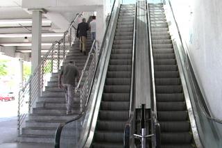 Se suprimen las escaleras mecnicas que unen RENFE con la plaza de la Constitucin de Fuenlabrada. 