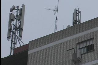 Getafe tiene 16 antenas de telefona ilegales, mientras la oposicin rechaza pedir al Ministerio umbrales de emisin.