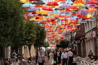 Los comerciantes de Getafe, divididos por el impacto de la campaa de los paraguas.