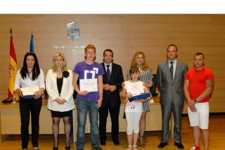 Valdemoro entrega sus primeros premios a la excelencia a las dos mejores alumnas de la ciudad.