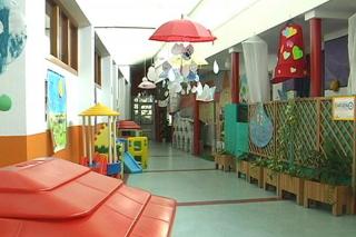 El Ayuntamiento de Getafe realiza obras de mantenimiento en reas infantiles de 22 colegios.