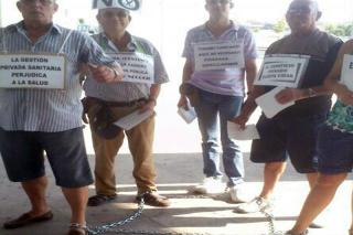 Varios usuarios del Hospital Infanta Cristina de Parla se encadenan en protesta por su privatizacin.
