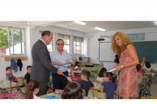 El alcalde de Valdemoro entrega las tradicionales agendas escolares con el inicio de curso.
