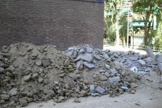 ULEG denuncia la acumulacin de escombros al final de la calle San Lorenzo.