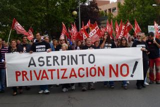 Unas 400 personas se manifiestan en Pinto contra la privatizacin de ASERPINTO.