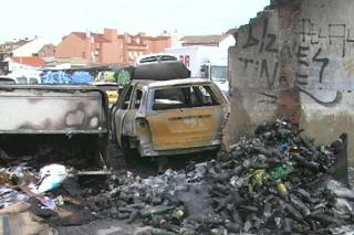 Dos coches quemados en Fuenlabrada al incendiar un contenedor de vidrio. 