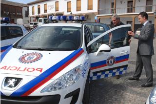 La Polica recibe cuatro nuevos vehculos ya rotulados con la imagen que presentarn en adelante los patrullas.