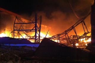 Continan extinguiendo el incendio que ha acabado con una nave de poliuretano en Fuenlabrada 