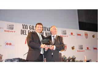 La Federacin de Ftbol de Madrid premia al Ayuntamiento de Humanes por su promocin del deporte. 