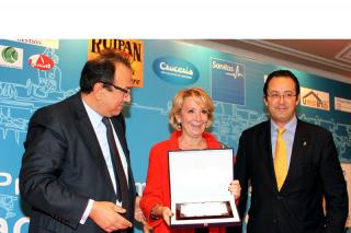 Esperanza Aguirre asegura en Legans que a Zapatero le honra reconocer sus errores.