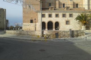 El Ayuntamiento de Torrejn de Velasco mejora la seguridad vial al completar la acera que rodea la Iglesia.