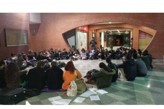 Estudiantes de la Universidad Carlos III pasan una noche de encierro contra los recortes en la educacin.
