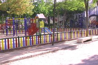 Vecinos de un parque en Fuenlabrada se quejan de restos de botelln en una iniciativa de Save the Children